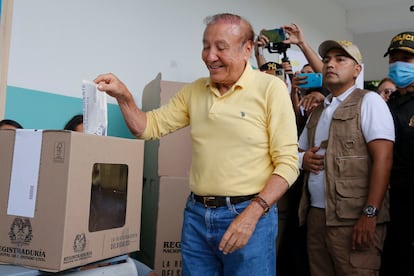 El candidato Rodolfo Hernández, vota en Bucaramanga, Colombia.