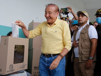 El candidato Rodolfo Hernández vota en Bucaramanga, el 29 de mayo de 2022.