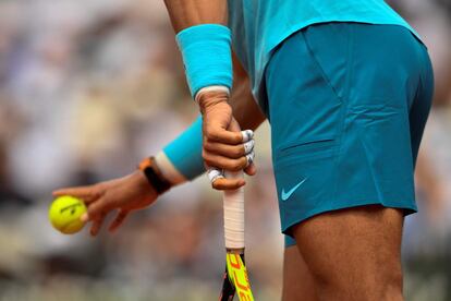 Detalhe do tenista Rafael Nadal antes de sacar. Seus outros títulos de Majors foram no Aberto da Austrália (2009), Wimbledon (2008 e 2010) e US Open (2010, 2013 e 2017).