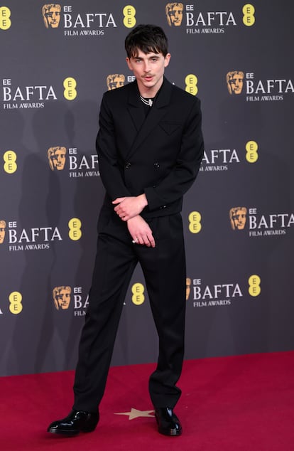 ¿Compromiso a la vista? En febrero de este año el actor posó en la alfombra roja de los premios Bafta con un traje de chaqueta cruzada de color negro y camiseta a juego firmado por Bottega Veneta. El lienzo de color negro perfecto para hacer brillar sus joyas de Cartier. Sin embargo, no fue el collar Panthère de Cartier con 556 diamantes y valorado en 234.000 euros lo que acaparó la atención, sino el anillo del dedo meñique que Kylie Jenner —quien le ha acompañado durante la gira de promoción por Europa— también lucía en su dedo anular. ¿Un capricho mutuo de San Valentín o un paso más en la relación entre la 'celebrity' y el actor?
