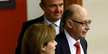 La vicepresidenta del Gobierno, Soraya S&aacute;enz de Santamar&iacute;a, junto a los ministros de Hacienda y Econom&iacute;a, Crist&oacute;bal Montoro y Luis de Guindos, respectivamente.