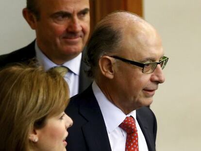 La vicepresidenta del Gobierno, Soraya S&aacute;enz de Santamar&iacute;a, junto a los ministros de Hacienda y Econom&iacute;a, Crist&oacute;bal Montoro y Luis de Guindos, respectivamente.