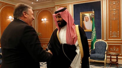 Mike Pompeo, el Secretario de Estado de EE UU, junto a Mohammed Bin Salmán, el príncipe heredero y primer ministro saudí, en Riad, el pasado 16 de octubre.  