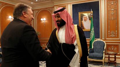 Mike Pompeo, el Secretario de Estado de EE UU, junto a Mohammed Bin Salmán, el príncipe heredero y primer ministro saudí, en Riad, el pasado 16 de octubre.