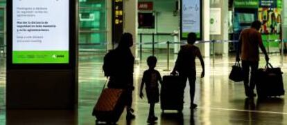 Viajeros caminan por la Terminal 1 del aeropuerto Josep Tarradelles-El Prat, en Barcelona.