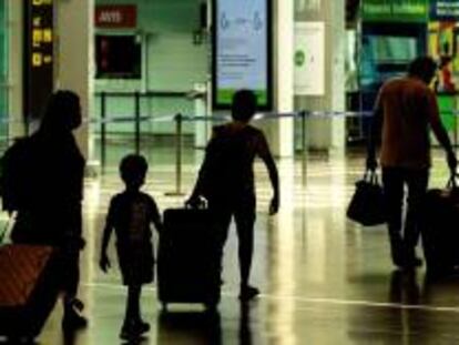 Viajeros caminan por la Terminal 1 del aeropuerto Josep Tarradelles-El Prat, en Barcelona.