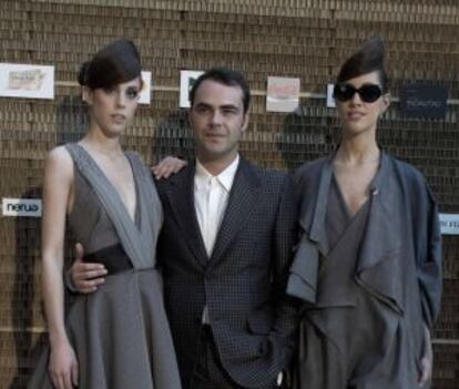 El diseñador Ion Fiz, ayer junto a dos modelos.