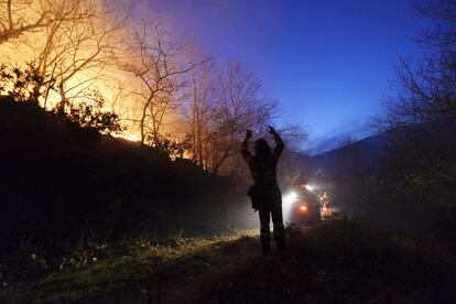 Uno de los fuegos más importantes se localiza en la zona de Bárcena Mayor, Cantabria.