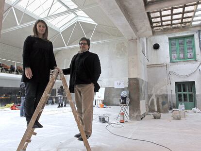 El arquitecto Josemaría de Churtichaga y su socia Cayetana de la Quadra-Salcedo, en el garaje reconvertido en espacio de trabajo.
