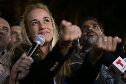 La esposa del dirigente opositor venezolano Leopoldo López, Lilian Tintori, da una rueda de prensa en la Plaza Bolívar de Chacao, en Caracas, el 10 de septiembre, después que su esposo haya sido condenado a 13 años y 9 meses de prisión. Al poco de conocerse la sentencia, López pidió a su mujer que trasladase un mensaje a todos sus seguidores: “Mantengan la calma”.