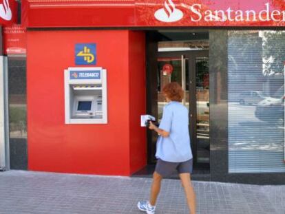 Cajero autom&aacute;tico en una sucursal del Santander.