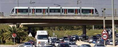 El metro de Sevilla, ayer, a su paso por el viaducto de la SE-30.