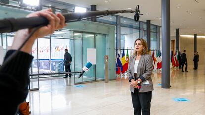 Teresa Ribera se dirige a los medios en Luxemburgo.