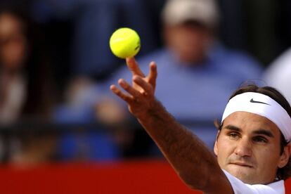 Federer saca durante la final del Masters Series de Roma 2006 frente a Nadal.