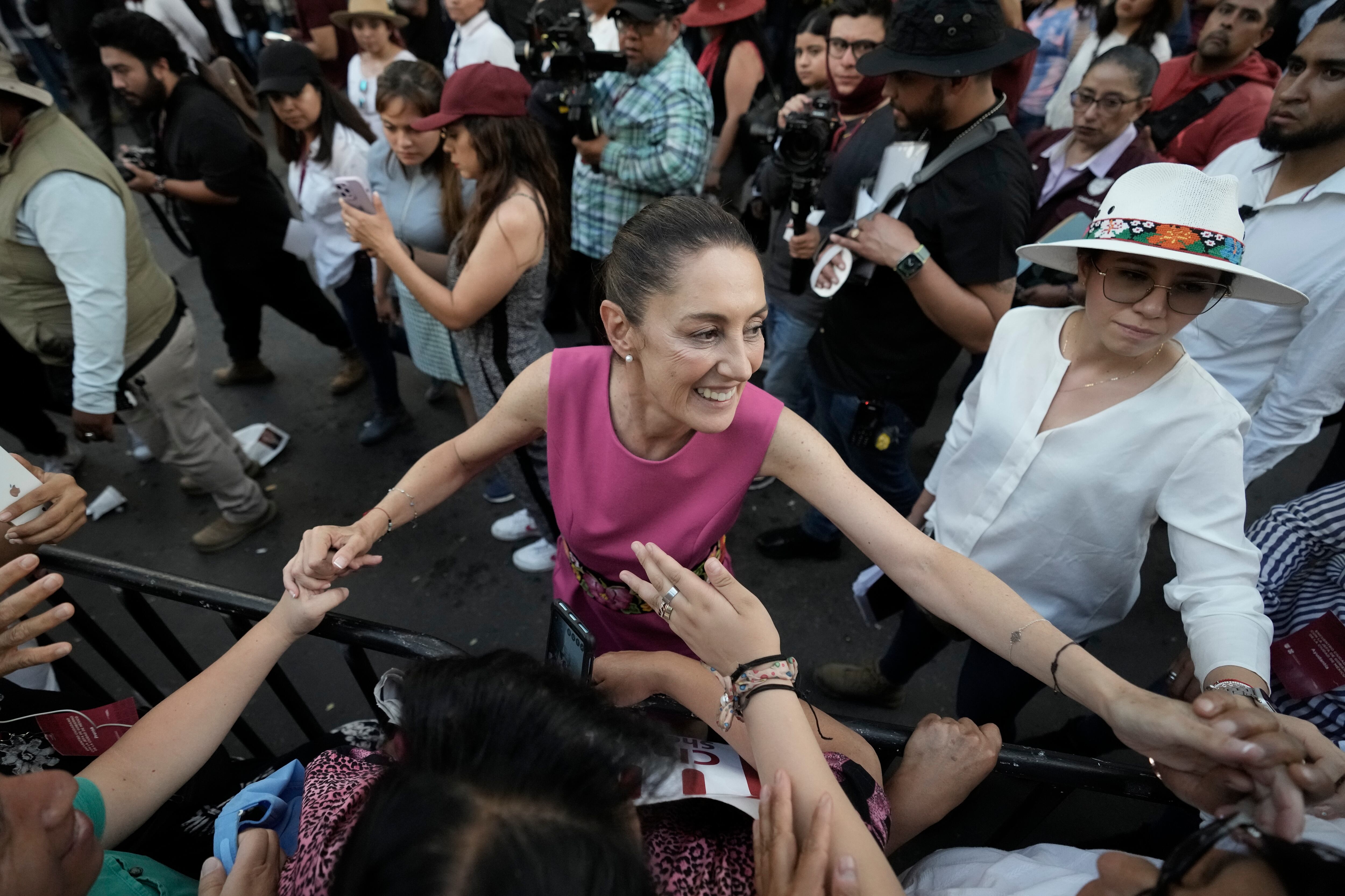 Claudia Sheinbaum al término de su mitin en el Monumento a la Revolución en Ciudad de México, el 15 de junio.