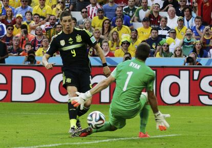 Fernando Torres marca el segundo gol para España engañando al portero australiano Mathew Ryan.