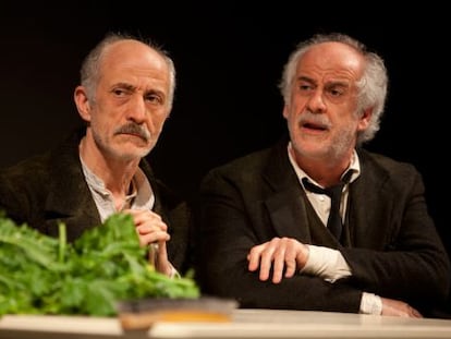 De izquierda a derecha, Peppe Servillo y Toni Servillo en la obra de teatro &#039;Le voci di dentro&#039;.