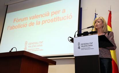 La consejera de Justicia, Gabriela Bravo, presenta la estrategia de abolición de la prostitución. 