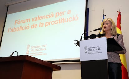 La consejera de Justicia, Gabriela Bravo, presenta la estrategia de abolición de la prostitución. 