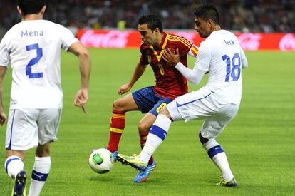 Xavi controla el balón ante Gonzalo Jara.