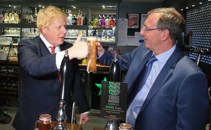 Boris Johnson celebra neste sábado a vitória com o novo deputado conservador por Sedgefield, Paul Howell, em County Durham.