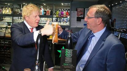 Boris Johnson celebra neste sábado a vitória com o novo deputado conservador por Sedgefield, Paul Howell, em County Durham.