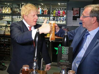 Boris Johnson celebra neste sábado a vitória com o novo deputado conservador por Sedgefield, Paul Howell, em County Durham.