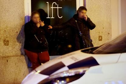 La prostitución callejera es habitual en algunas zonas de Madrid como en la calle Desengaño, donde la policía patrulla regularmente.