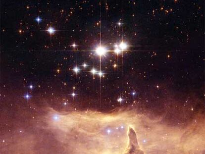 Cúmulo estelar Pismis 24 (arriba), que contiene la estrella doble.