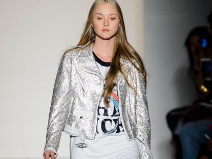 La modelo Devon Aoki abriendo el desfile de Scott.