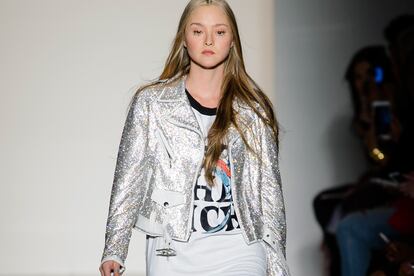 La modelo Devon Aoki abriendo el desfile de Scott.