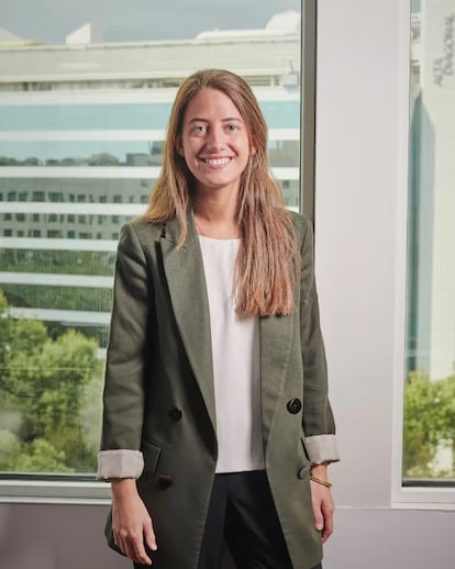 Blanca Llopart asciende a directora del departamento de fiscalidad de CIM Tax & Legal. Comenzó su carrera profesional en PriceWaterhouse Coopers, donde se especializó en el asesoramiento fiscal a trabajadores desplazados. En 2020 se incorporó en la plantilla de su actual compañía, como asociada del departamento de impuestos privados. Durante estos cinco años, ha participado en procesos de reestructuración societaria, sucesorios y planificación fiscal.
