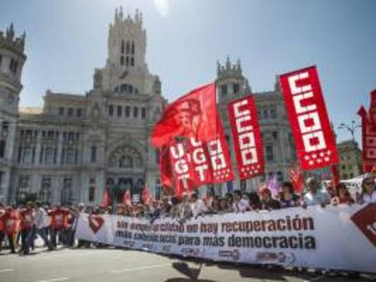 Cabecera de la manifestación convocada por los sindicatos, a su paso por el Ayuntamiento, que bajo el lema "Sin empleo de calidad no hay recuperación. Más cohesión social para más democracia" ha recorrido las calles de la capital con motivo del Primero de Mayo.