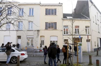 Periodistas frente al apartamento de Bruselas en el que un sospechoso murió el martes durante un tiroteo con la policía.