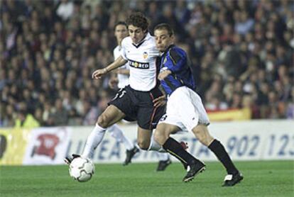 Aimar, con el balón controlado, es acosado por Farinós, que acabó el partido de portero.