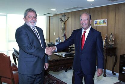 El presidente de Brasil, Luiz Inácio Lula da Silva, y Emilio Botín se saludan ayer en Brasilia.