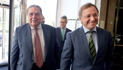 El presidente de AVE, Vicente Boluda, y el consejero de Hacienda, Juan Carlos Moragues. 