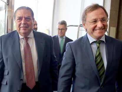 El presidente de AVE, Vicente Boluda, y el consejero de Hacienda, Juan Carlos Moragues. 