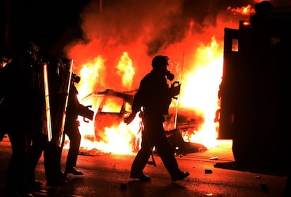 Todo el área de Ferguson está bajo máxima alerta, con el FBI y la Guardia Nacional preparados para intervenir. En la imagen, un vehículo en llamas.