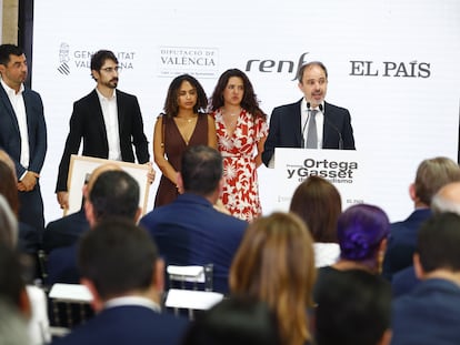 De izquierda a derecha, los periodistas Daniel Verdú, Julio Núñez, Paola Nagovitch, Lucía Foraster Garriga e Íñigo Domínguez recogen el Premio Ortega y Gasset a la mejor historia o investigación periodística por su investigación sobre la pederastia en el seno de la Iglesia Católica española.