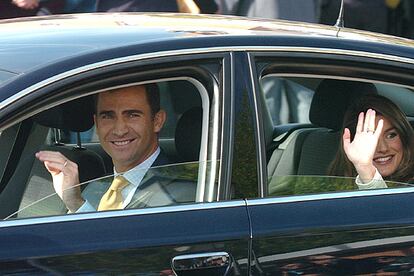 El Príncipe Felipe ha salido por última vez de la clínica Ruber al volante de su coche personal. La princesa Letizia, que ha estado ingresada desde la madrugada del lunes 31 de octubre, ha saludado desde el asiento trasero a los periodistas.