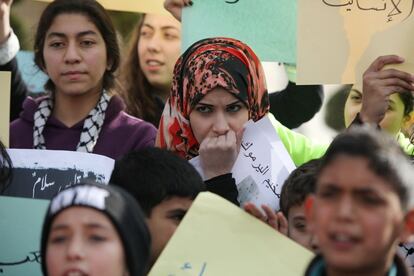 Los insurgentes tomaron en diciembre de 2012 el campamento de Yarmuk, donde vivían unos 250.000 refugiados palestinos. En julio del año pasado las fuerzas gubernamentales cercaron Yarmuk e impusieron un asedio que provocó el rápido deterioro de las condiciones de vida de los refugiados. En la imagen, un grupo de personas protestan en Amán, por la mala situación de los refugiados en el campo de Yarmuk en Damasco (Siria), 4 de enero de 2014.