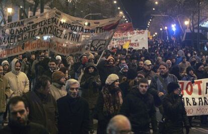 Manifestantes en una marcha hacia el Parlamento griego en Atenas el jueves, después de que el Gobierno pactara los recortes