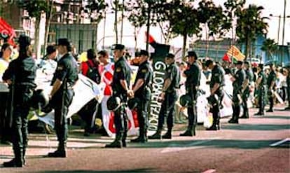 Manifestantes frente al Palacio de Congresos.