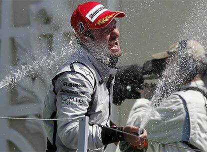 Un error de McLaren, que no tenía preparados los neumáticos cuando Hamilton ha entrado en boxes, beneficia a Barrichelo, que consigue la victoria por delante del inglés y Raikkonen (Ferrari).