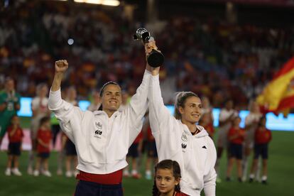 Alexia Putellas se prepara junto a Irene Paredes para el partido de la Selección Femenil de España ante Suiza