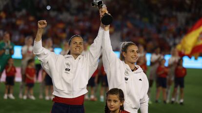 Alexia Putellas se prepara junto a Irene Paredes para el partido de la Selección Femenil de España ante Suiza