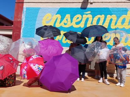 (24/05/24) Cientos de paraguas se despliegan en 15 colegios de la Comunidad de Madrid para exigir a Ayuso medidas contra el calor. Foto de la asociación de familias del CEIP Isaac Peral
