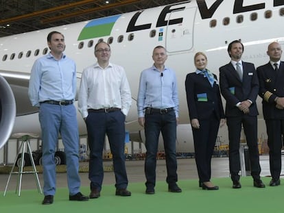 Los consejeros delegados de Vueling e Iberia, Javier Sánchez-Prieto y Luis Gallego, respectivamente, junto al CEO de IAG, Willie Walsh, durante un acto promocional de Level.  