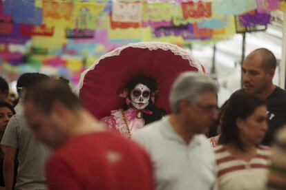 Una mujer disfrazada durante el festival de 'Las Catrinas', previo a la celebración del Día de los Muertos, en Cúpula, México.